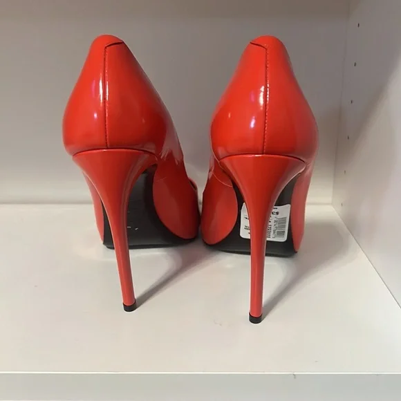 Never been used Roger Vivier
Leather Peep-Toe Pumps
39 (9)
Fuoco Red - Picture 3 of 4